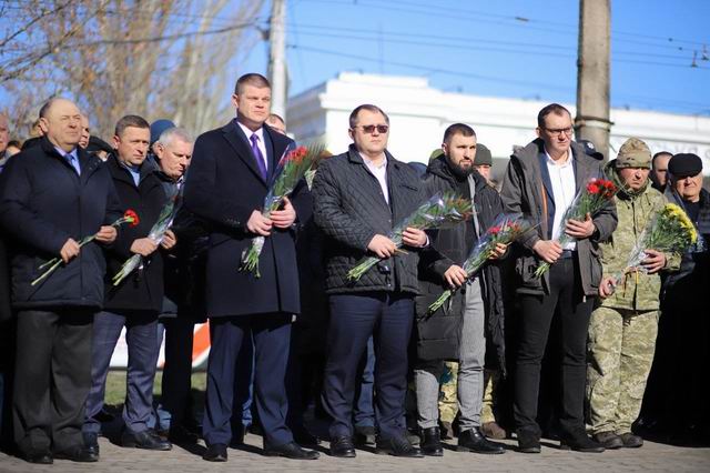 керівники Херсонської області поклали квіти до монументу